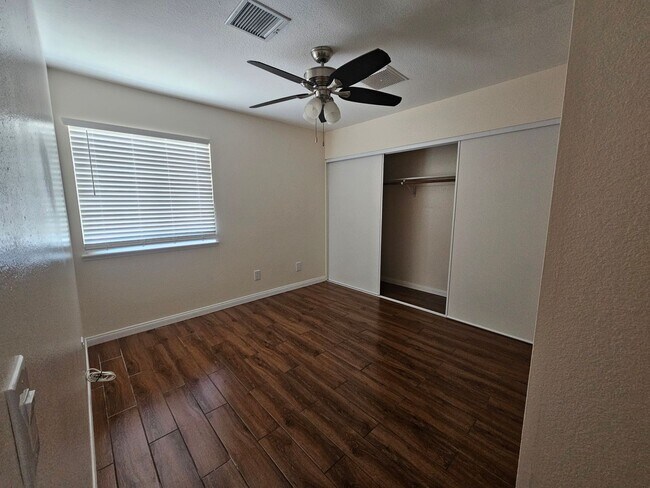 Building Photo - FRESH, CLEAN & BRIGHT 3 BED 2 BATH