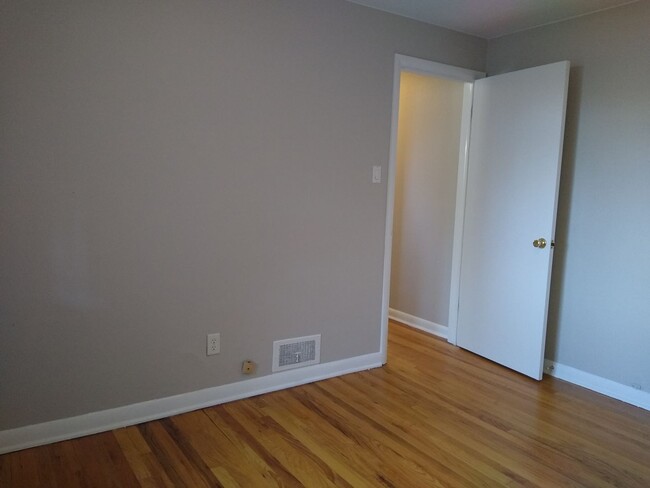 Building Photo - Park Hill 2 Bedroom 1 Bath Central Air! At...