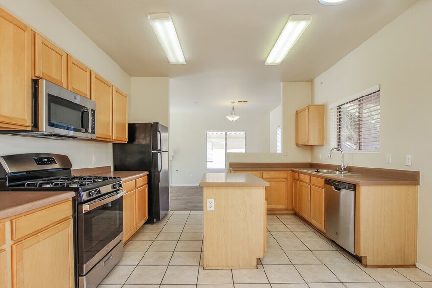 Building Photo - 16236 W Lilac St