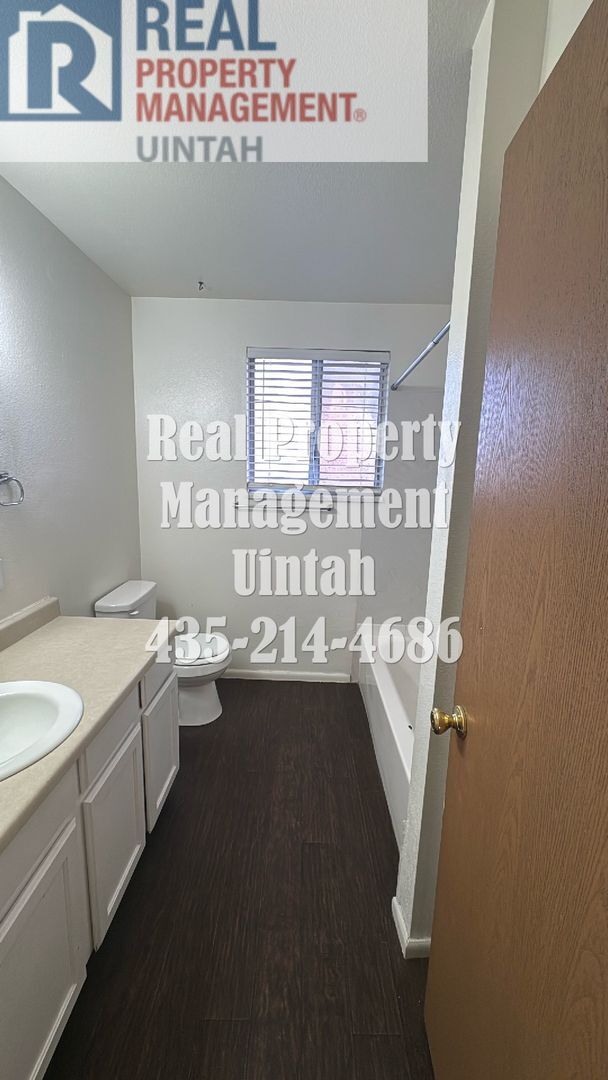Building Photo - 3 Bedroom, 1.5 Bath Town home.
