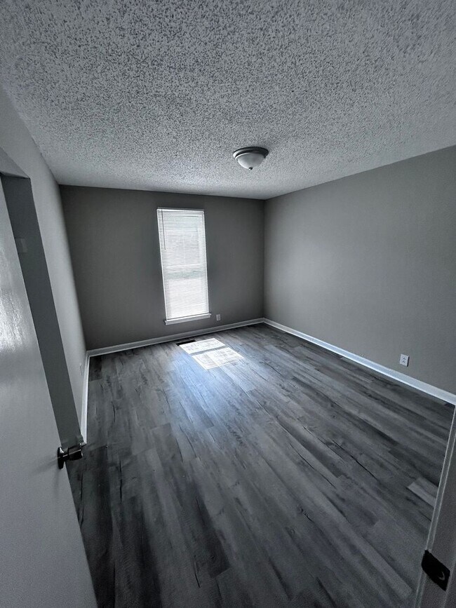 Building Photo - Large three bedroom, one and a half bath t...