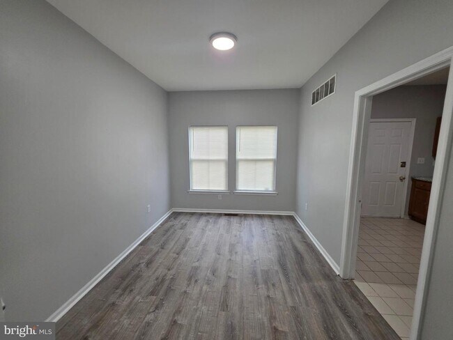 Building Photo - 611 Artisan St