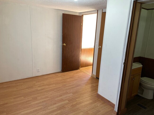 Building Photo - 3 bed, 2 bath, mobile home $800 month, $80...