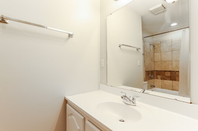 Building Photo - 5336 Mapleridge Dr