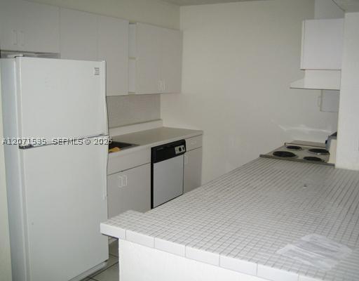 Building Photo - 10818 N Kendall Dr