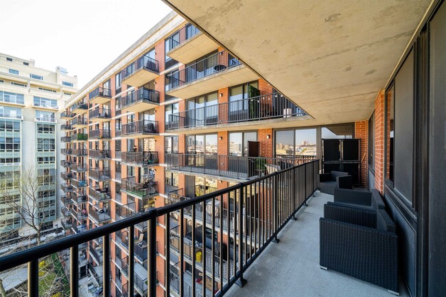 Building Photo - 700 Grove St