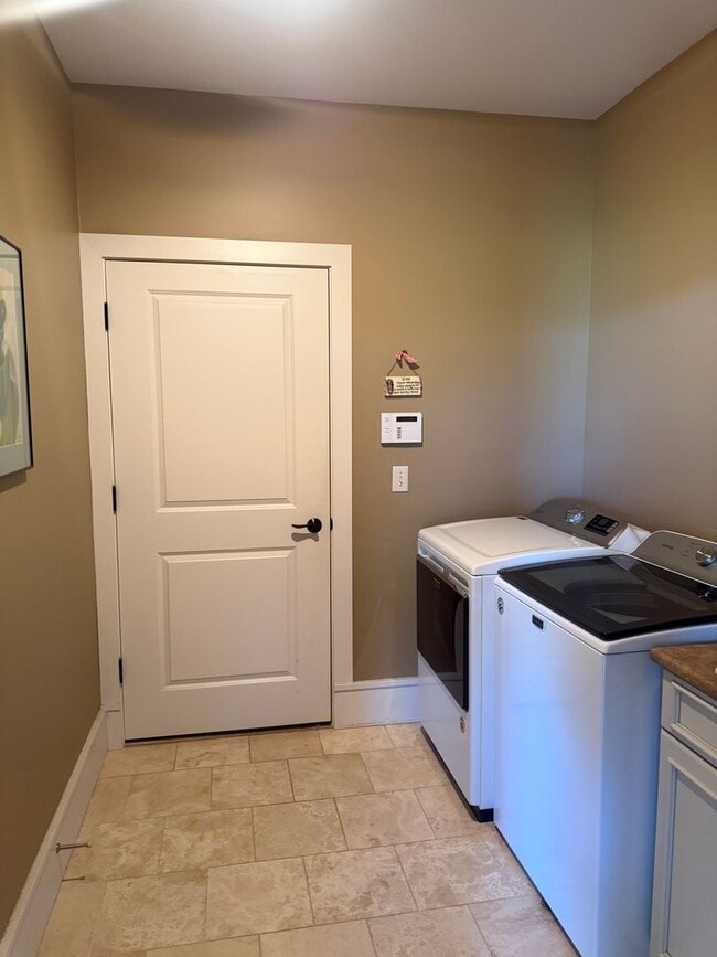 Building Photo - Rare Find- Home for Rent in the Knolls Community