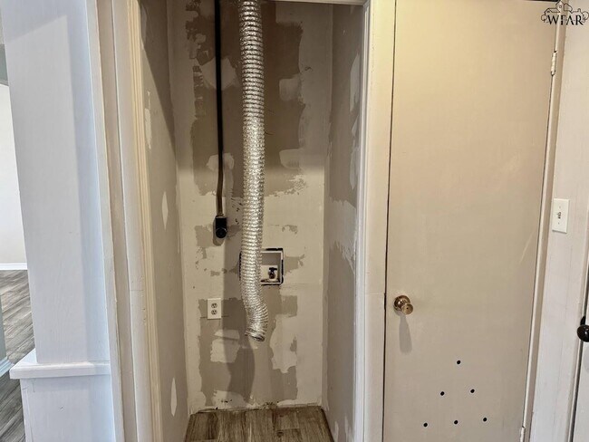 Building Photo - 1408 Normandy Dr