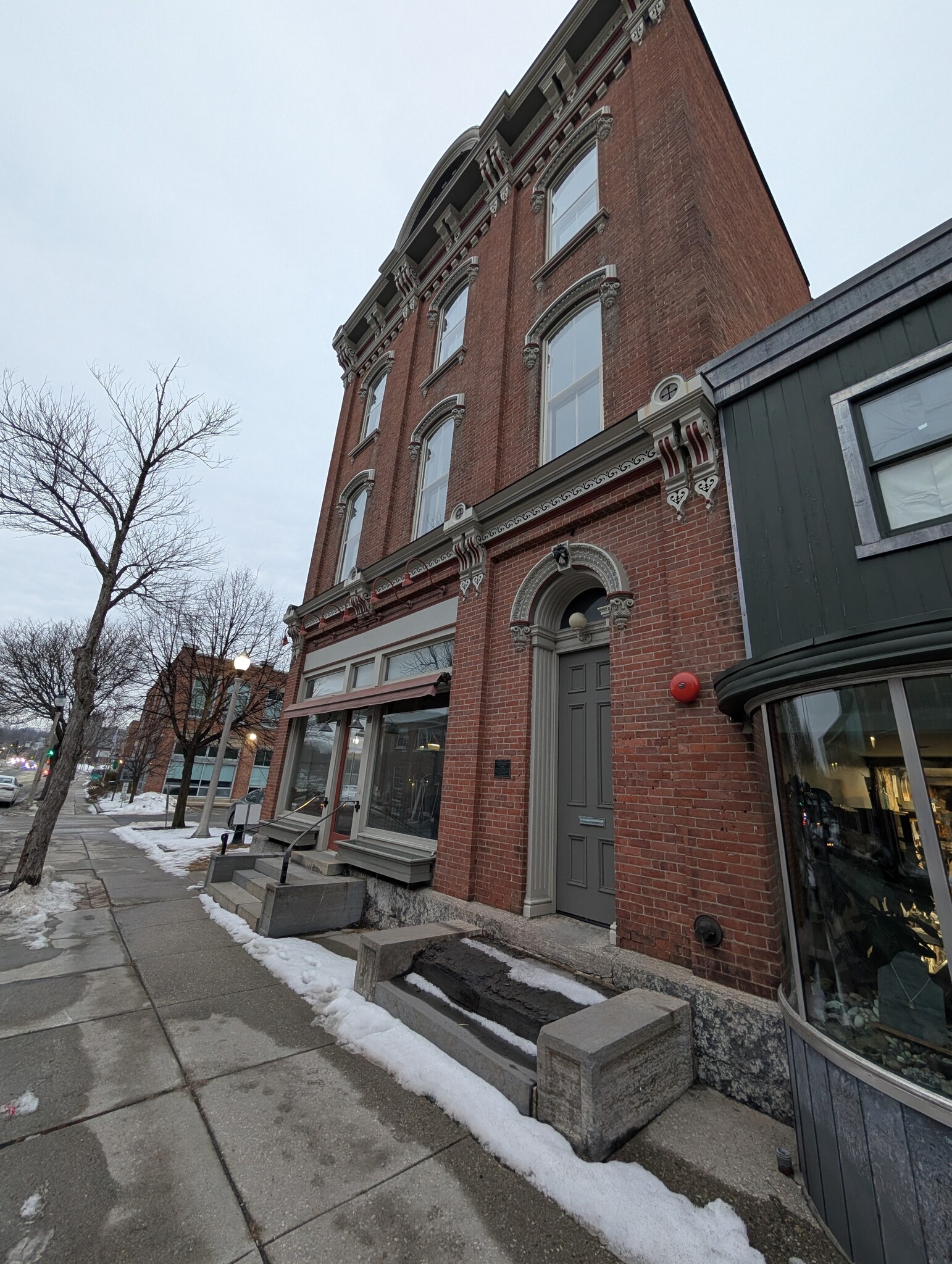 Building Photo - 332 Main St