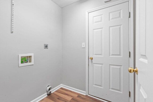 Building Photo - 305 Spring Valley Ln