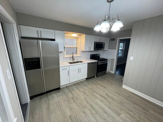 Kitchen view 4 - 1550 Oakwood Ave