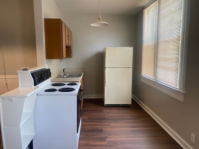 Building Photo - 405 River St