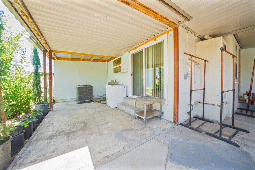 Building Photo - 349 E Newman Ave