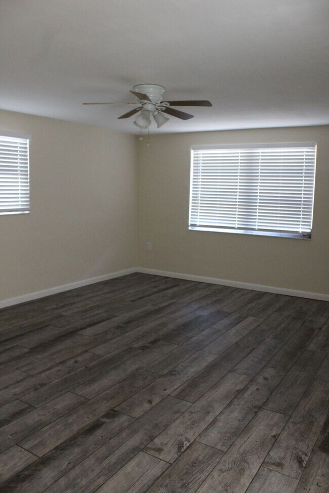 Building Photo - 1 Bedroom 1 Bath 1/2 Duplex