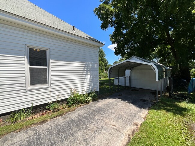 Building Photo - Newly remodeled home!