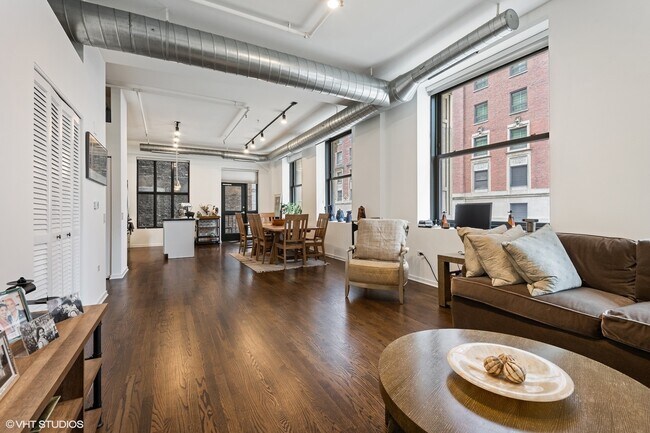 Building Photo - 6 E Monroe St