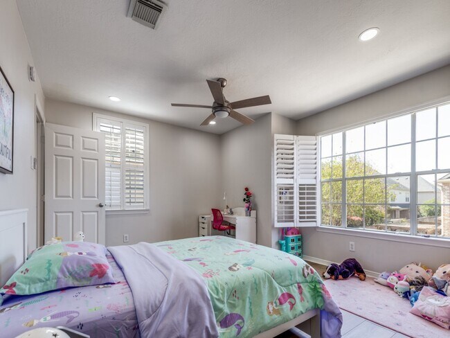 Building Photo - 1159 Enclave Square E