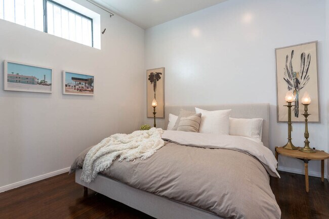 Building Photo - 900 N Hoover St