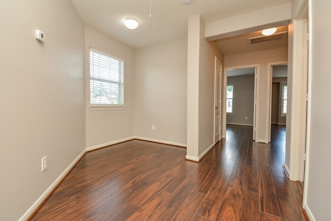 Building Photo - 16021 Summerville Lake Dr
