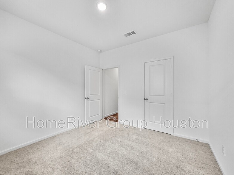 Building Photo - 28410 Selsdon Ct