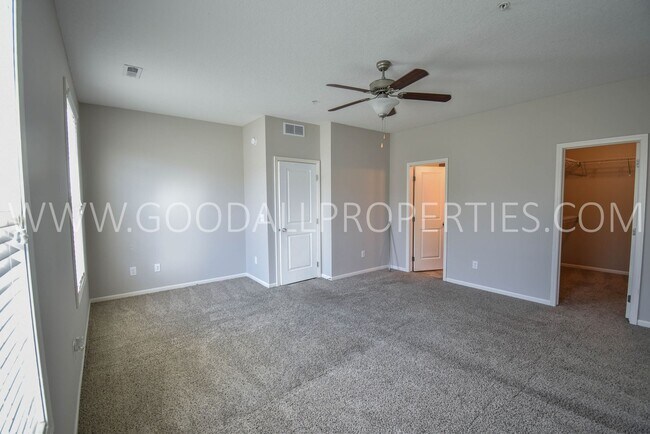 Building Photo - 2 Bedroom 2.5 Bath end unit Townhome in West Des Moines with attached garage