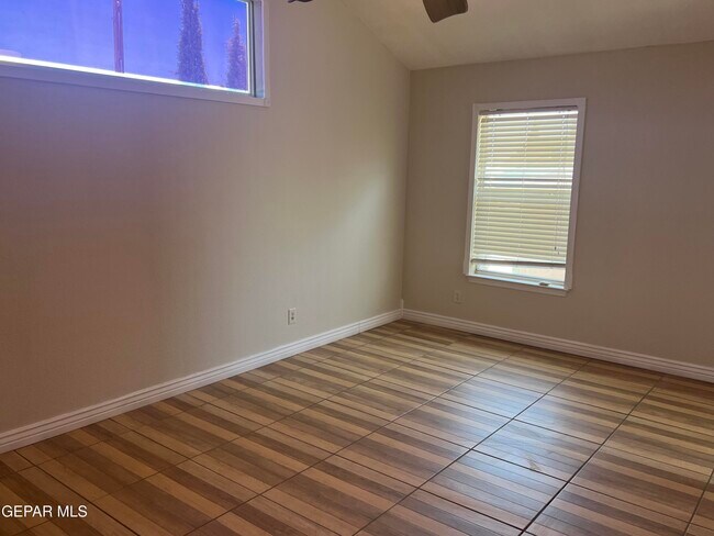 Building Photo - 541 Sun Ray