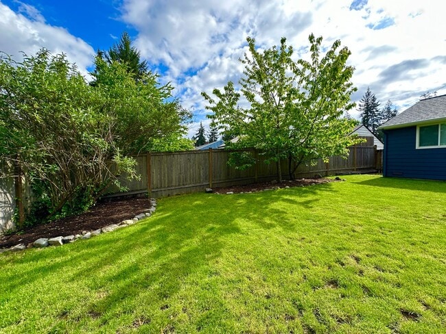 Building Photo - 3bd/1.5ba Shoreline Home