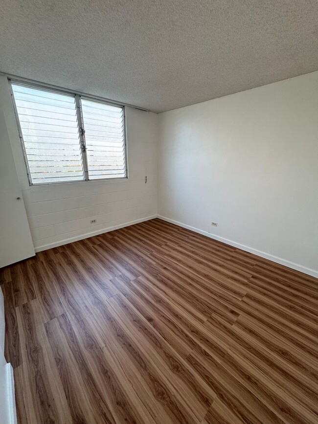 Building Photo - 2 Bed 2 Bath, 1 parking at Kapiolani Royal...