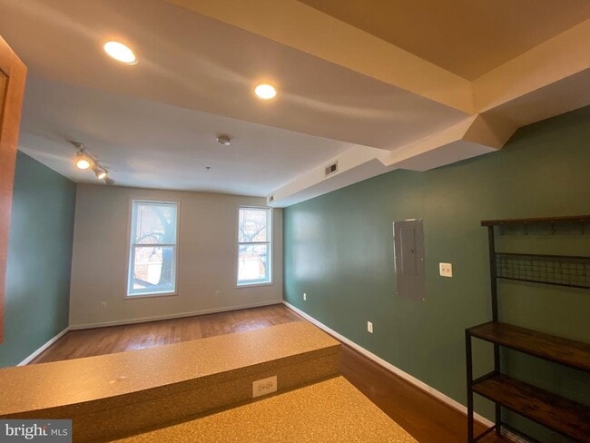 Building Photo - 910 S Charles St