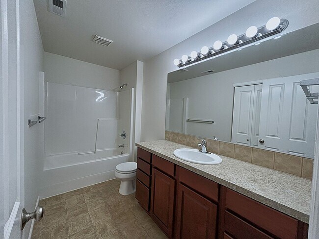 Building Photo - Beautifully appointed 4-Bedroom 2-bathroom...