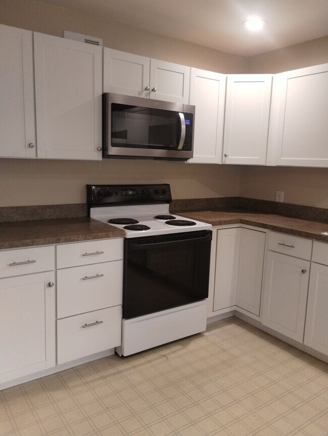 Building Photo - Quaint Duplex with a private Basement, Garage Space & Patio
