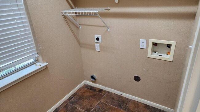 Building Photo - 3911 Falvel Cove Dr