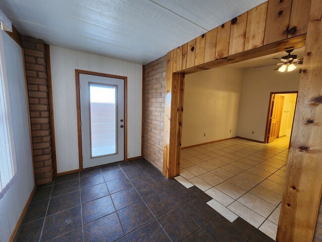 Building Photo - 2100 Hickory Dr