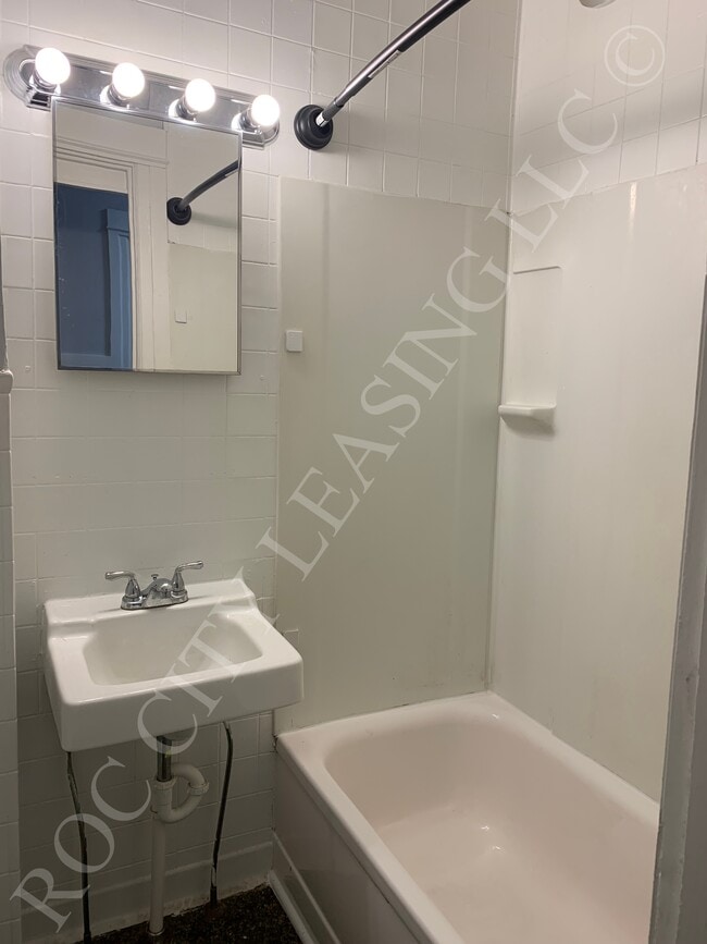 Building Photo - 1079 Monroe Ave