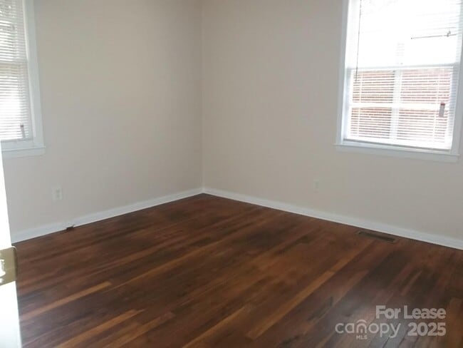 Building Photo - 3530 Eastwood Dr