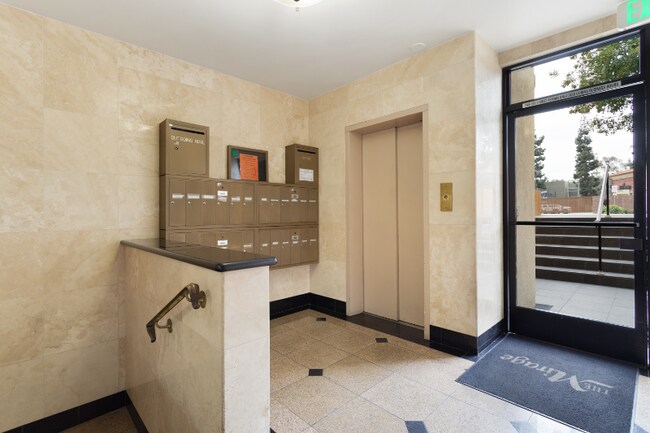 Building Photo - 947 W 30th St