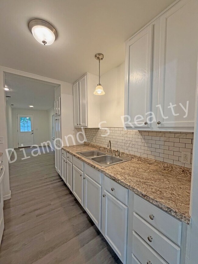 Building Photo - Adorable 2 Bed/1 Bath Home