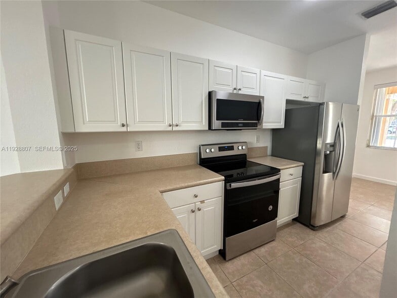 Building Photo - 230 SE 29th Ave