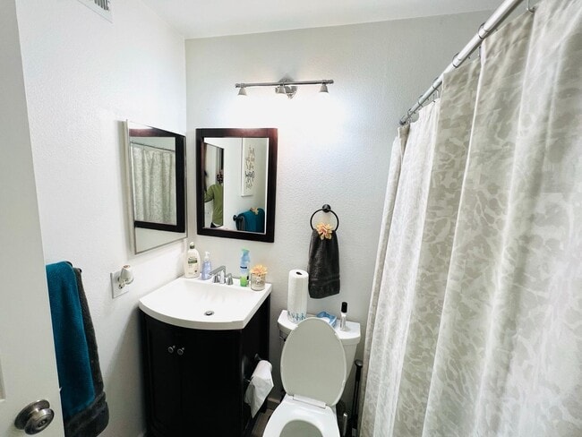 Building Photo - Simi Valley - 4 Bedroom 2.5 Bathroom - 10 ...