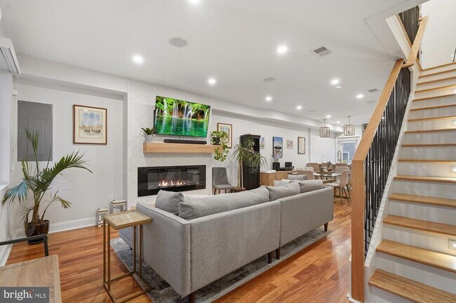 Primary Photo - 331 W St NE