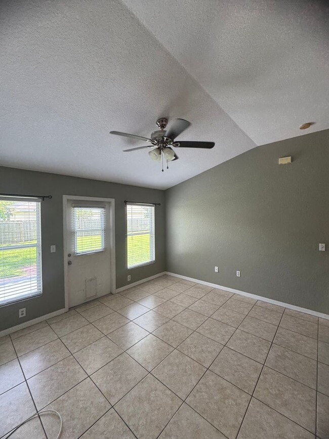 Building Photo - Central Lakeland 3bedroom 2 bath!