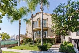 Building Photo - 711 E Angeleno Ave