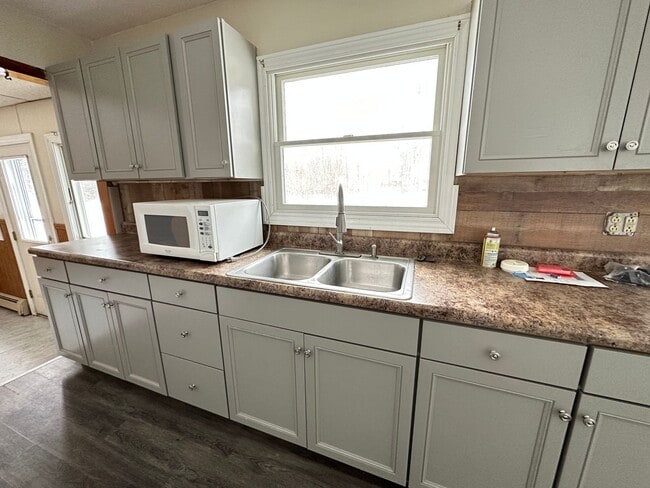 Building Photo - 3 Bedroom Home with Large Yard – Western Schools