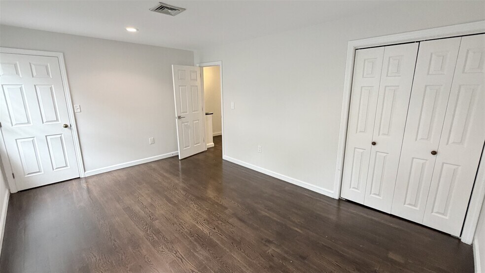 Building Photo - 2 Glenbrook Ln
