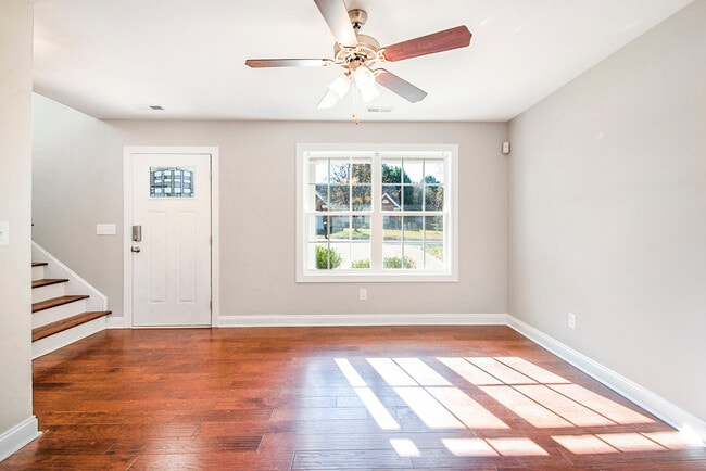 Building Photo - 512 Garrison Ct SW
