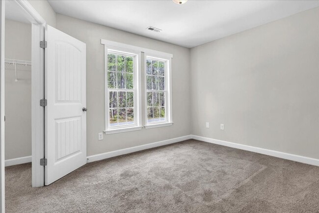 Building Photo - 3 Bedroom 2.5 Bathroom Home