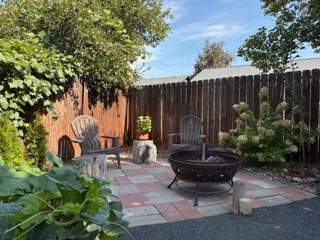 Building Photo - Single level home located in Redmond!  RV ...
