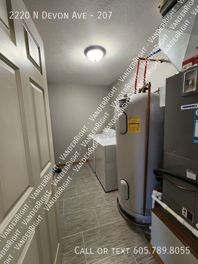 Building Photo - 2220 Devon Ave