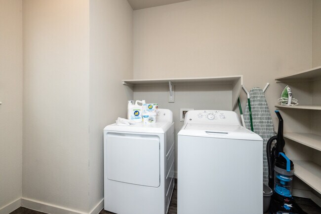 Building Photo - 2307 N Elm St