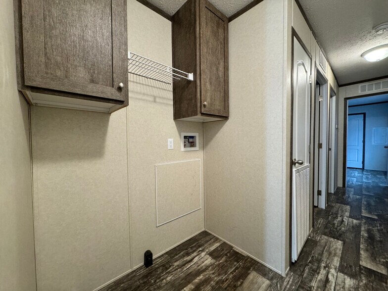 Building Photo - 16152 Notre Dame St